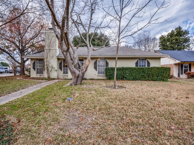 ranch-style house featuring a front lawn