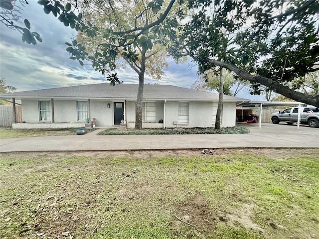 ranch-style home featuring a front lawn