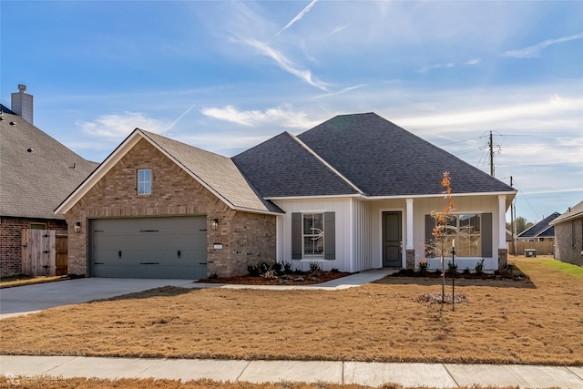 view of front of property featuring a front lawn and a garage