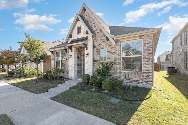 view of front facade featuring a front yard and central AC