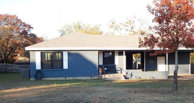 view of front of property featuring a front yard