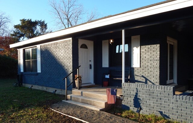 entrance to property featuring covered porch