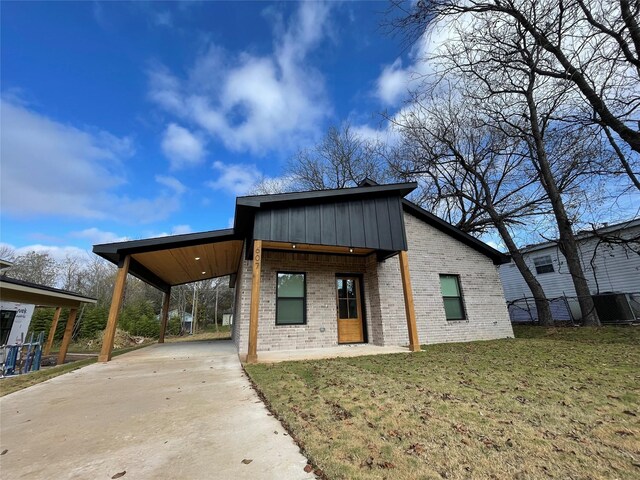 view of front of house with a front lawn and a carport