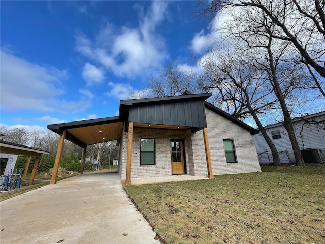 view of front of property featuring a carport and a front yard