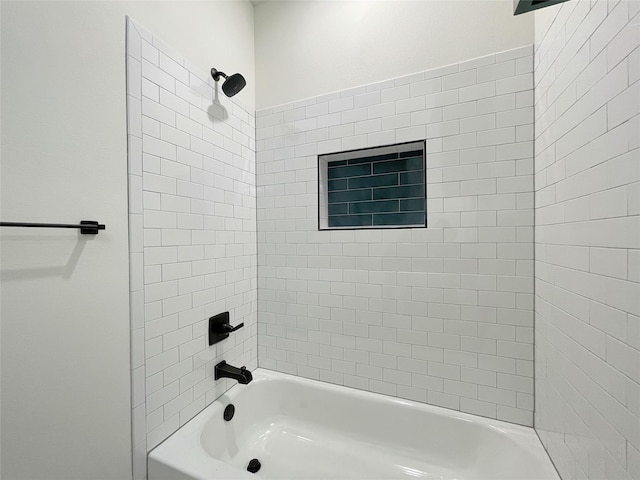 bathroom featuring tiled shower / bath combo