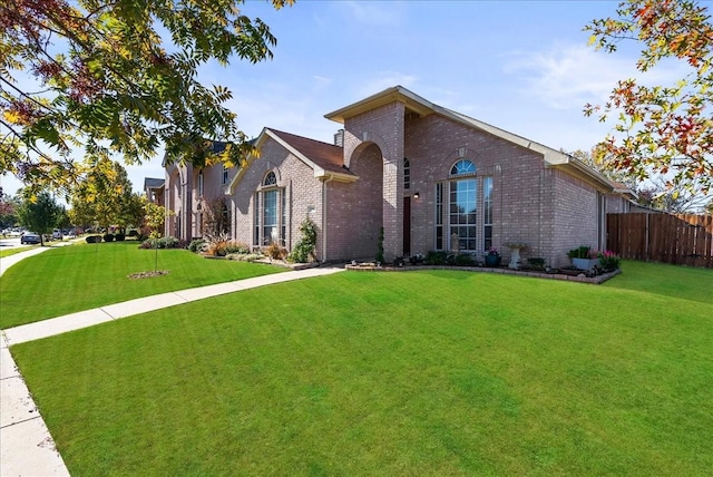 view of front facade featuring a front lawn