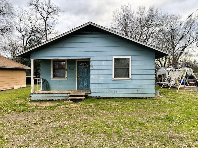 view of front facade featuring a front lawn and a porch