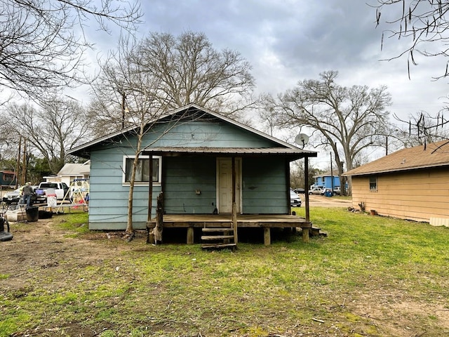 back of house featuring a yard