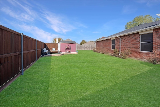 view of yard featuring a shed