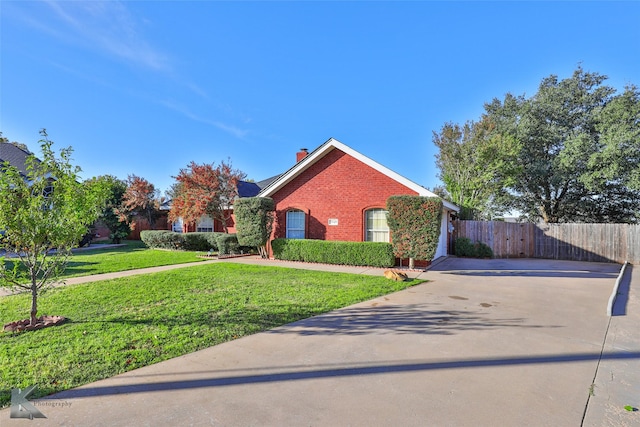 view of front of property featuring a front yard