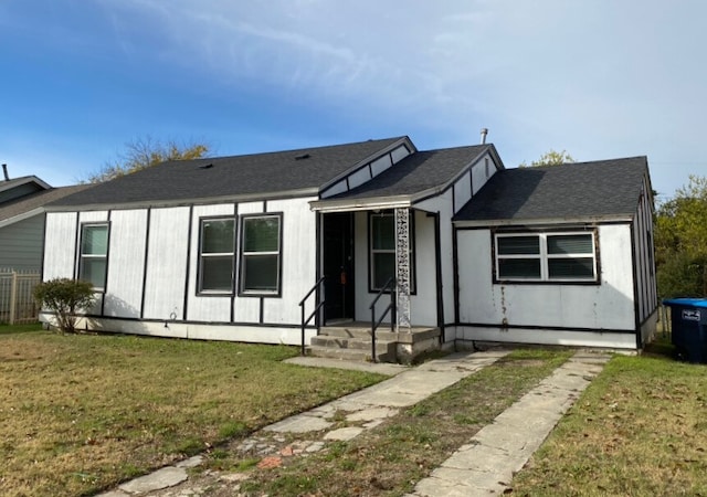 view of front of home featuring a front lawn