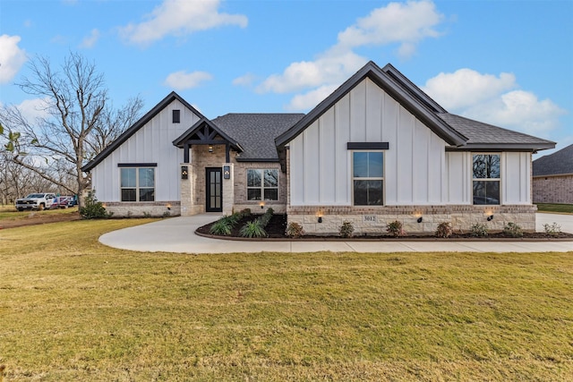 modern farmhouse style home featuring a front lawn