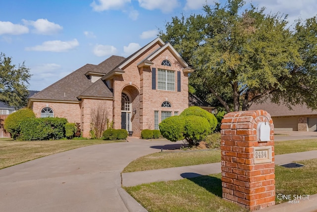 view of front property featuring a front yard