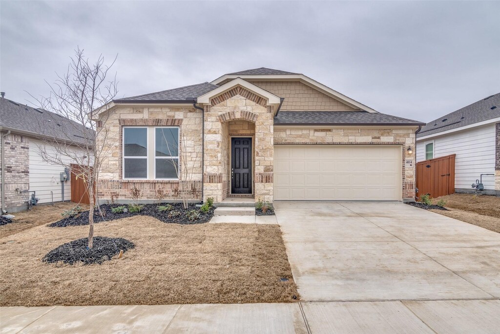 view of front facade featuring a front lawn and a garage