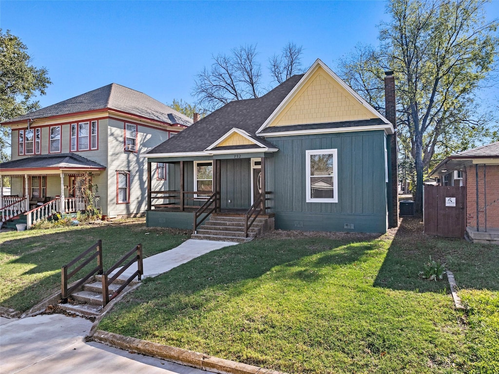 view of front of property featuring a front lawn