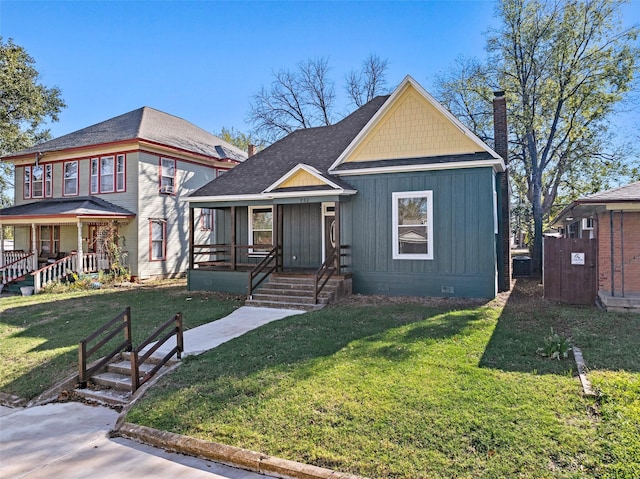 view of front of property featuring a front lawn