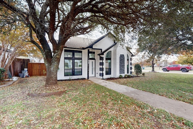 front facade featuring a front lawn