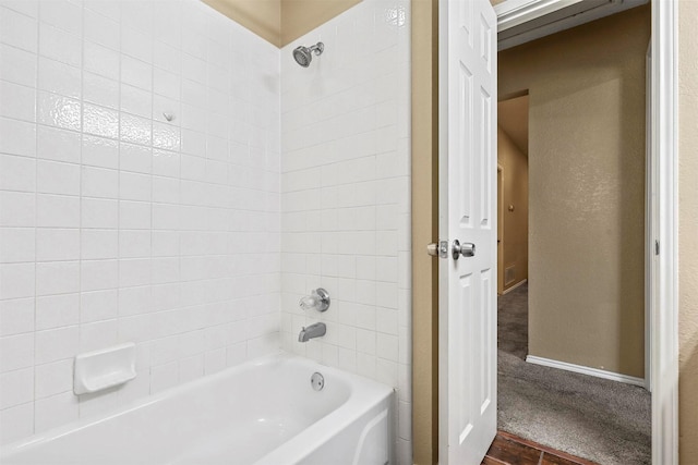 bathroom featuring tiled shower / bath combo