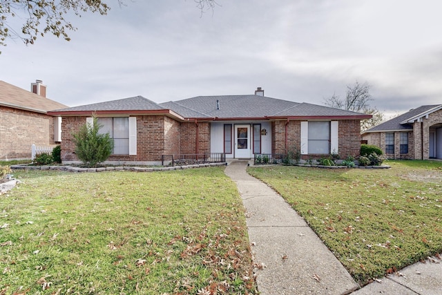 ranch-style home featuring a front lawn