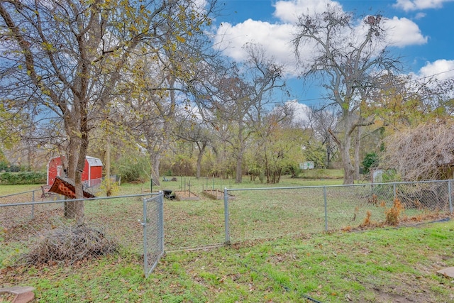 view of yard featuring a shed