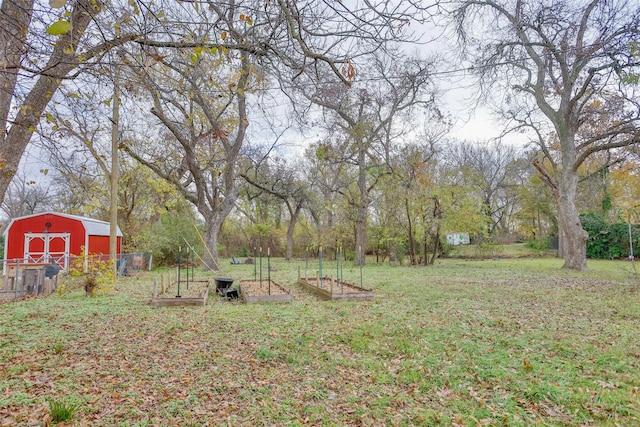 view of yard featuring an outbuilding