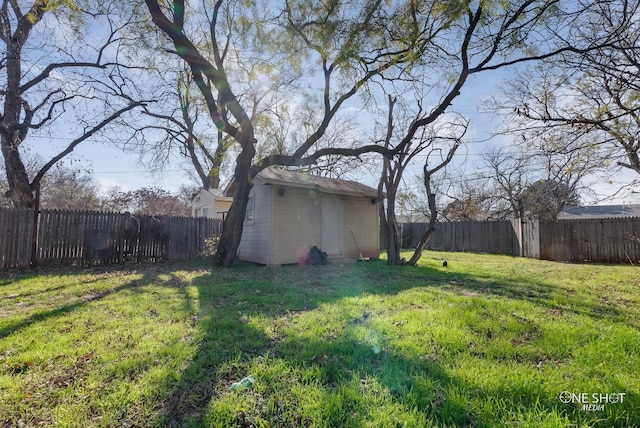 view of yard featuring a storage shed