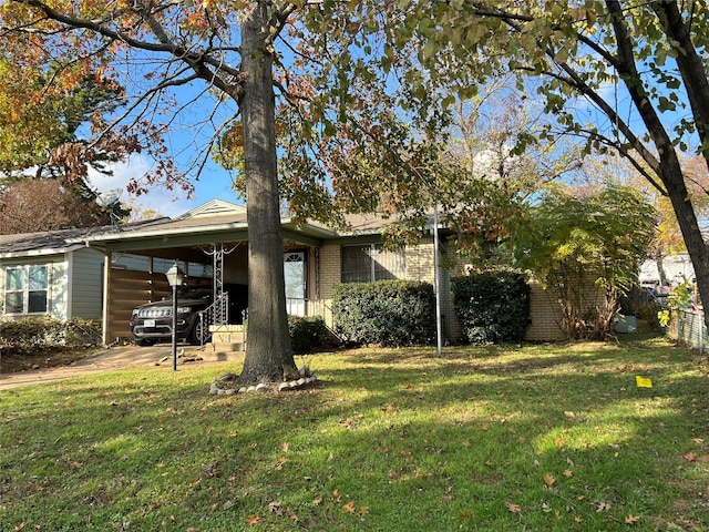 view of front of home featuring a front lawn and a carport