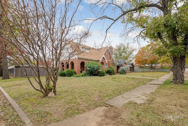 view of front of house featuring a front lawn