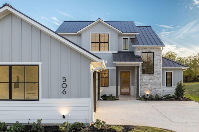 view of modern farmhouse style home