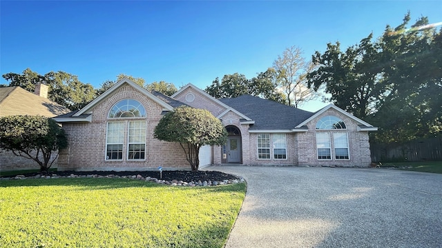 view of front of home featuring a front lawn