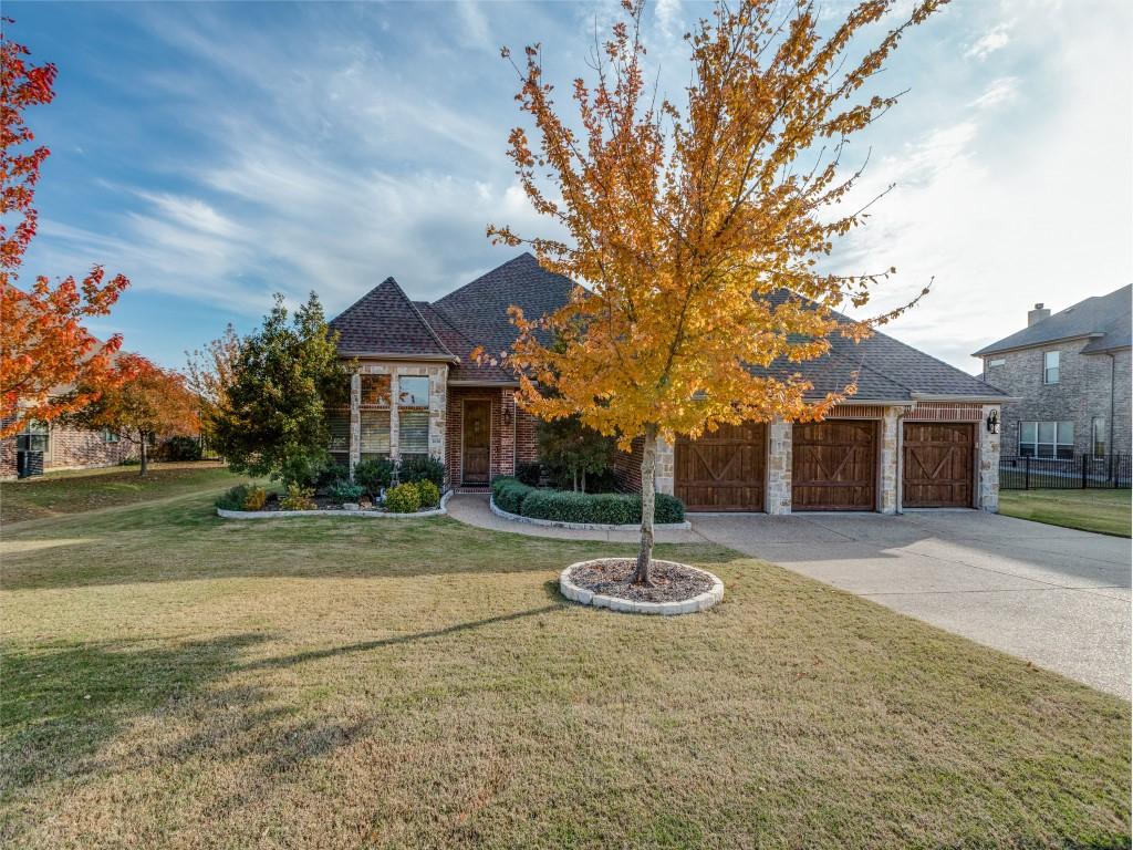 view of front of property featuring a front lawn