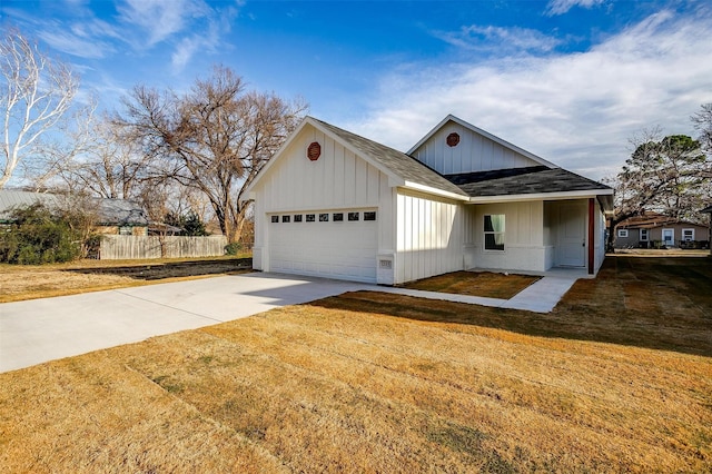 view of front of home featuring a front yard and a garage