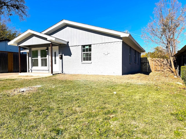 exterior space featuring a front lawn