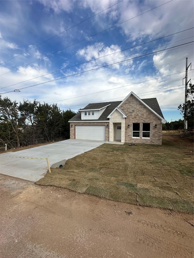 view of front of home featuring a garage and a front yard