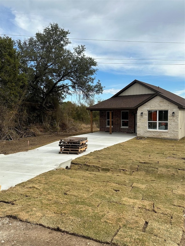 exterior space featuring a front yard