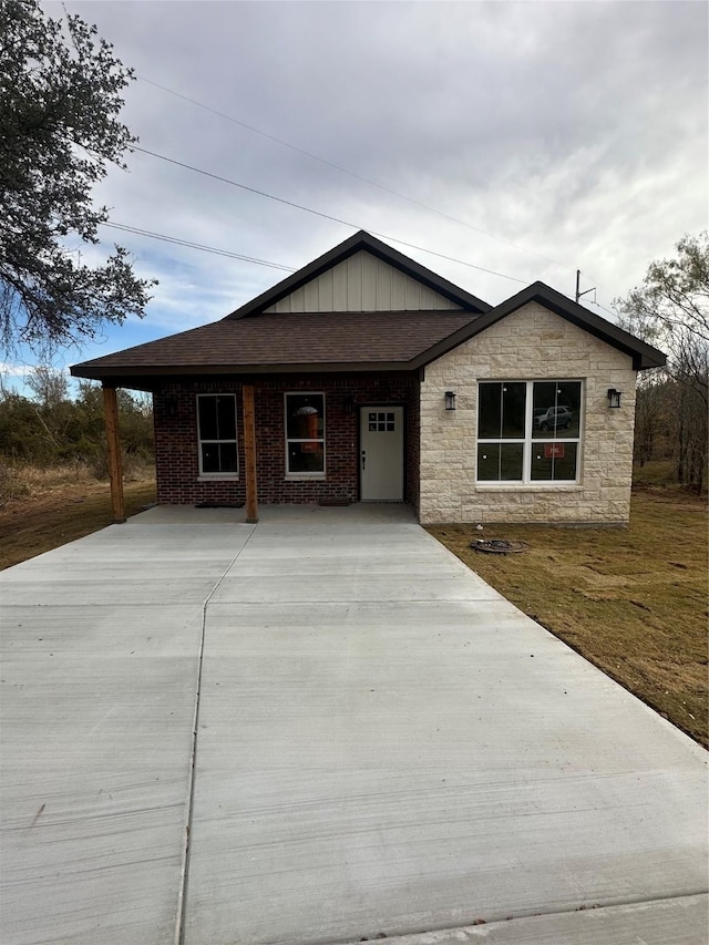 view of front facade with a front yard