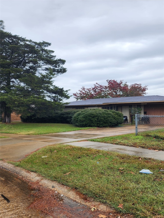 view of front facade featuring a front yard