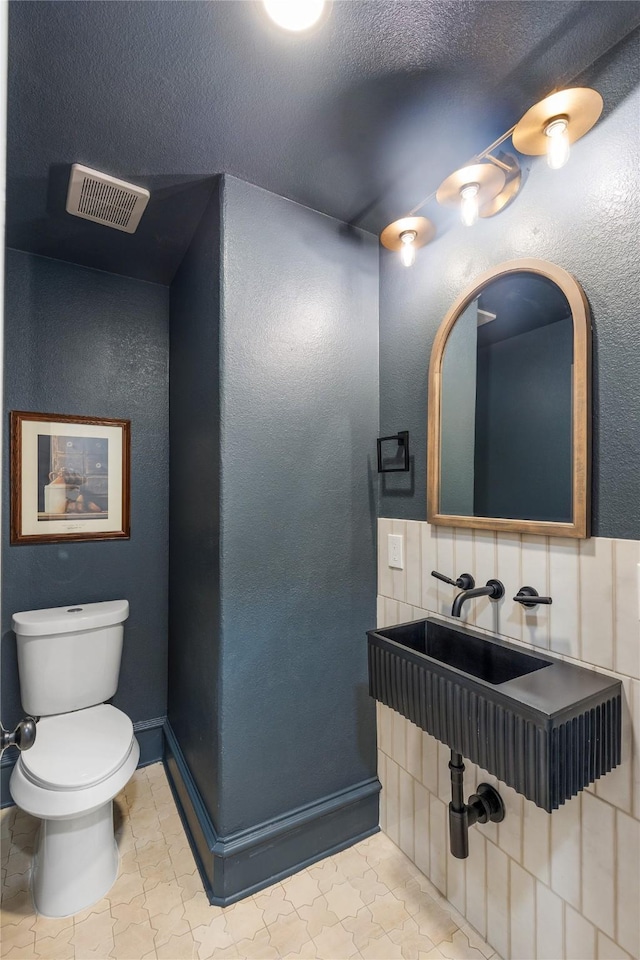 bathroom with a textured ceiling and toilet