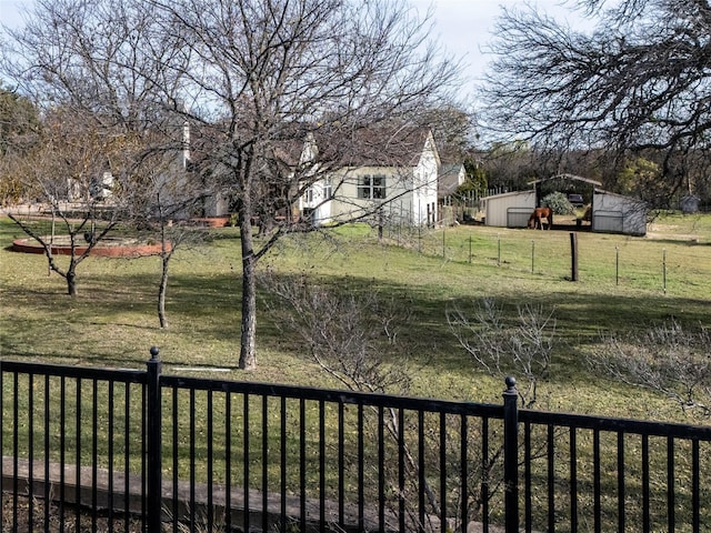 view of yard featuring a storage shed