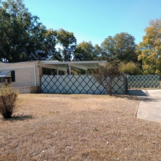 view of front of home featuring a front lawn