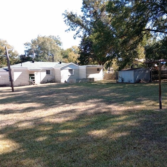 view of yard featuring a storage unit