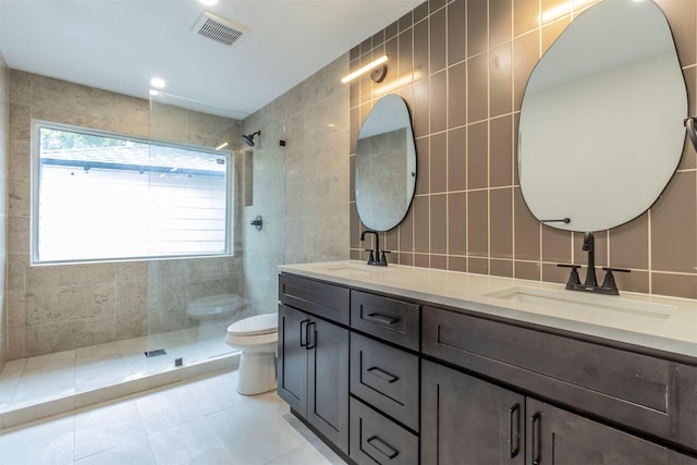 bathroom featuring tile walls