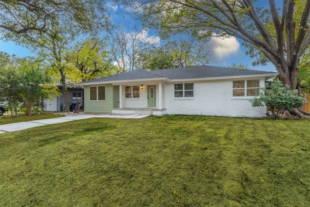 ranch-style home featuring a front lawn