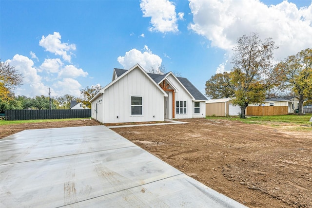 view of front of home featuring a front yard