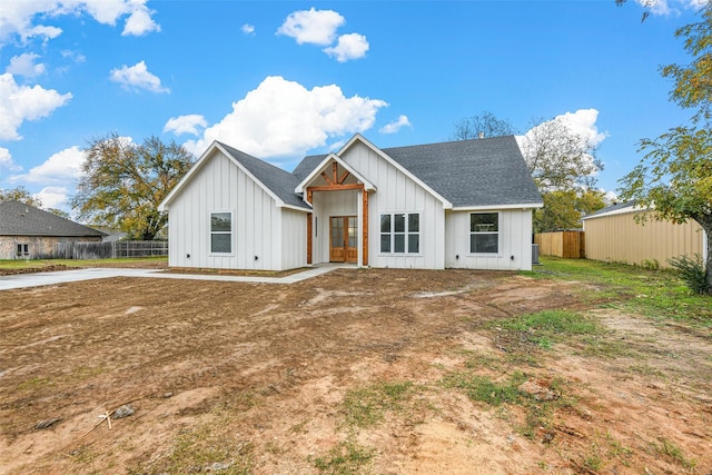 view of modern farmhouse style home