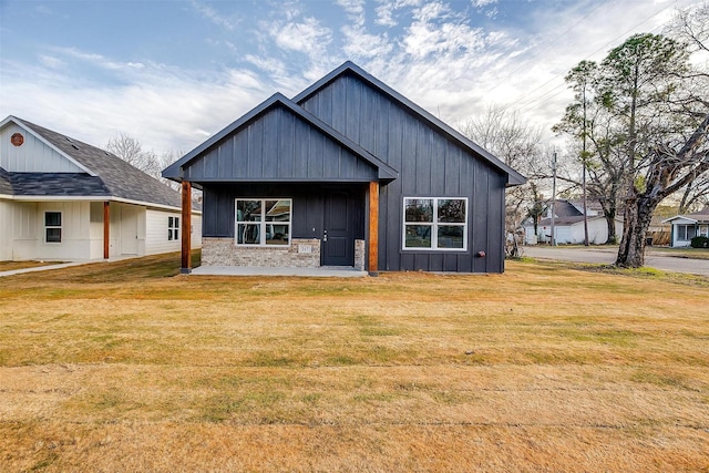 modern farmhouse style home featuring a front yard