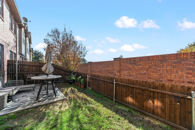 view of yard with a patio