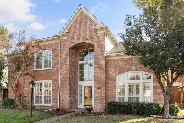 view of front of home with a front lawn