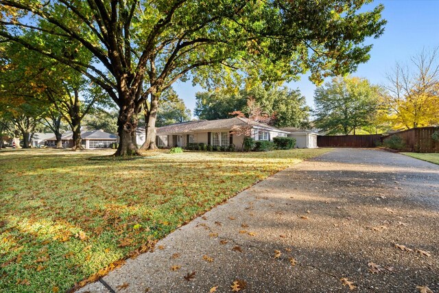 single story home featuring a front lawn