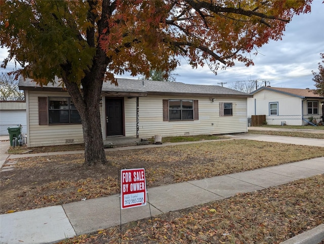 single story home featuring a front yard